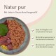 Ein Teller mit Tierfutter, der rohes Fleisch, Getreide und Spinat zeigt, mit dem Text "Natur pur" und Details zur Eignung für allergieanfällige Haustiere.
