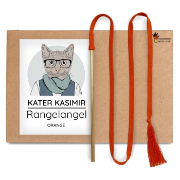 Oranges Quasten-Katzenwedel-Spielzeug an Holzstab, verpackt auf Karton; Etikett: KATER KASIMIR Rangelangel ORANGE, 'Handmade with love'.