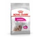 Royal Canin Exigent Mini Hundefutterverpackung, mit einem kleinen Hund auf der Vorderseite, behauptet, wählerische Appetiten mit 99% Vorliebe zu befriedigen.