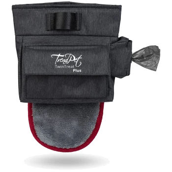 Eine schwarze Leckerlitasche für Haustiere mit einem roten und grauen Plüschboden, mit dem Logo "TrendPet TwinTreat Plus" auf der Vorderseite und einer Seitentasche für Abfallbeutel.