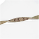 Ein gewebtes Haustierhalsband mit einem geometrischen Muster in erdigen Tönen von Braun, Beige und Grün, auf einem weißen Hintergrund präsentiert.