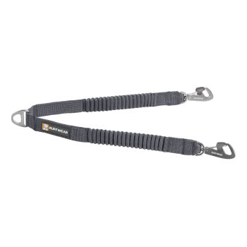 Eine graue Bungee-Hundeleine von Ruffwear, mit zwei Metallclips und einem Logo-Patch, entworfen für Komfort und Flexibilität.