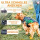 Ein Hund in einem Geschirr steht auf Gras mit Herbstblättern, zeigt 'Schnellverschluss Clip', 'Eingenähtes X - Geschirr' und 'Wasserdichter Reißverschluss.'