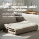 Gefaltete beige Hundedecke auf Sofa mit deutschem Text 'Sicher für dein Familienmitglied, schön für dein Zuhause' und Hinweis auf OEKO‑TEX.