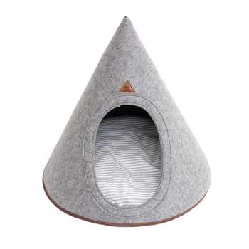 Graues, kegelförmiges Haustierbett mit gestreiftem Kissen und kleinem braunem Dreiecksetikett mit der Aufschrift "PET" vorne.