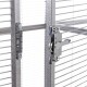 Nahaufnahme eines Metallverschlusses der Haustierkäfigtür, der einen sicheren Verriegelungsmechanismus und horizontale Stangen im Hintergrund zeigt.