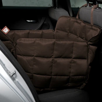 Ein brauner Autositzbezug für Haustiere ist auf dem Rücksitz eines Autos positioniert, mit einem gesteppten Design und Reißverschlüssen für einfachen Zugang.