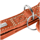 Nahaufnahme eines orangefarbenen Lederhundehalsbands mit cremefarbener Naht, Metall-D-Ring und kleinem 'HUNTER'-Anhänger.