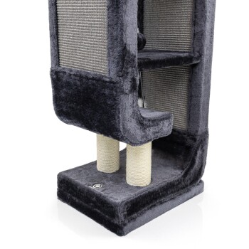 Grau Katzenbaum mit zwei Kratzpfosten, einer gemütlichen Plattform und einem hängenden Spielzeug, entworfen für Katzen zum Spielen und Entspannen.