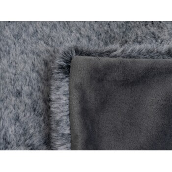 Eine Nahaufnahme einer weichen, grauen Haustierdecke mit einer plüschigen, felligen Seite und einer glatten, dunkler grauen Unterseite.