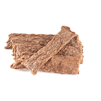 Ein Stapel von zähen, braunen Haustierleckerlis, die auf einem weißen Hintergrund angeordnet sind und ihre strukturierte Oberfläche zeigen.