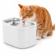 Orangegetigerte Katze trinkt aus weißem AstroPet-Trinkbrunnen mit Edelstahloberteil; 'ASTROPET'-Logo sichtbar.