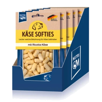 Aufsteller mit Nutri QM „Käse Softies“ Hundeleckerlis (mit Ricotta-Käse), Made in Germany, zeigt kleine Käse-Puffs.