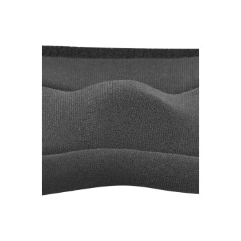 Nahaufnahme eines weichen, strukturierten grauen Haustierbettstoffs, der seine plüschige Oberfläche und sanften Konturen zeigt.