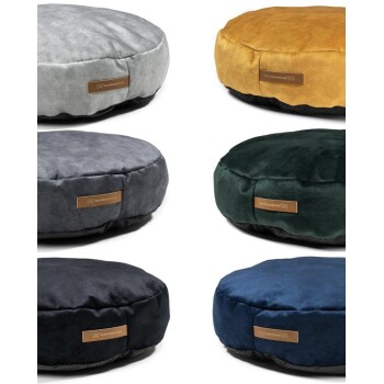 Eine Sammlung von sechs runden Haustierbetten in verschiedenen Farben: grau, senf, dunkelgrau, grün, marineblau und schwarz, jedes mit einem kleinen Etikett.