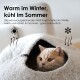 Eine dreifarbige Katze entspannt sich auf einer bunten Decke neben einem grauen Filzbett, während eine schwarz-weiße Katze sich nähert. Text: "Natürliche Wollfilz, geruchlos."