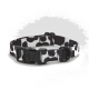 Schwarz-weißer Kuhflecken-Hundehalsband mit einer schwarzen Schnalle und D-Ring, vor einem schlichten Hintergrund präsentiert.
