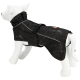 Ein schwarzer Hundemantel, der auf einem weißen Mannequin-Hund präsentiert wird, mit hohem Kragen, verstellbaren Riemen und reflektierenden Details.