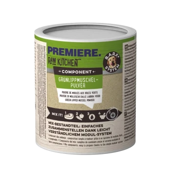 Dose mit grünem Muschelpulver für Haustiere, beschriftet mit "Premiere Raw Kitchen", mit Anweisungen zum Mischen und mehrsprachigem Text.