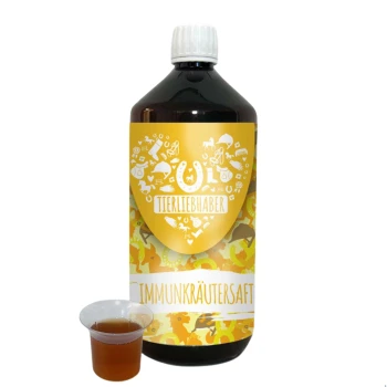 Eine Flasche 'Immunkräutersaft' von der Marke 'Tierliebhaber', mit einem leuchtend gelben Etikett mit Tierikonen, neben einem kleinen Becher mit der Flüssigkeit.