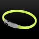 Un collier pour animal de compagnie jaune lumineux avec une unité de contrôle blanche, conçu pour la visibilité lors des promenades nocturnes.