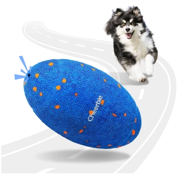 Blaues, strukturiertes Hundespielzeug in Form eines Footballs mit orangefarbenen Flecken und dem Schriftzug „Cheerble“, mit einem fröhlichen schwarz-weißen Hund, der dahinter läuft.