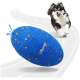 Blaues, strukturiertes Hundespielzeug in Form eines Footballs mit orangefarbenen Flecken und dem Schriftzug „Cheerble“, mit einem fröhlichen schwarz-weißen Hund, der dahinter läuft.