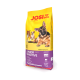 Hundetrockenfutterbeutel mit der Aufschrift "JOSIDOG JUNIOR SENSITIVE", der einen Deutschen Schäferhund, einen Basenji und einen Bulldogge auf einem gelben Hintergrund zeigt.