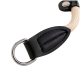 Nahaufnahme einer Haustierleine mit einem geflochtenen Seil-Design, einem schwarzen Ledergriff und einem Metall-D-Ring zur Befestigung.