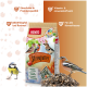 Eine Nahaufnahme eines Haufens Vogelfutter, das eine Mischung aus Sonnenblumenkernen, kleinen Kieseln und verschiedenen Körnern auf einem weißen Hintergrund zeigt.