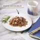 Morceaux de filets savoureux en sauce sur assiette blanche avec du romarin ; flèche et texte « FILETS SAVOUREUX » ; cruche et carnet bleu à côté.