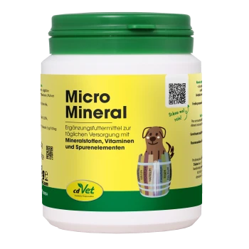 Weißer Behälter mit grünem Deckel, beschriftet mit "cdVet MicroMineral" auf gelbem Hintergrund, der ein natürliches Gesundheitsprodukt für Haustiere bewirbt.