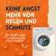 Waschmaschine mit bunter Wäsche auf orangefarbenem Hintergrund. Text: "Keine Angst mehr vor Regen und Schmutz. Einfache Wasserfestigkeit in der Waschmaschine."
