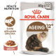 Pochette de nourriture pour chats Royal Canin Ageing 12+, avec une illustration de chat duveteux, portant les étiquettes "Health Nutrition" et "Gravy".