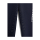 Nahaufnahme eines marineblauen Stoffes mit dem Text 'HILFIGER' in einem gepunkteten Muster und 'TOMMY' in Weiß, das ein stilvolles Design zeigt.
