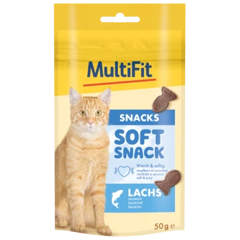 Ein Paket MultiFit Soft Snack für Katzen, mit einer orangefarbenen Tabby-Katze auf der Vorderseite, mit dem Hinweis, dass es sich um einen Lachs-Geschmack handelt.