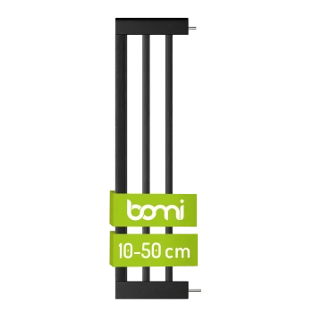 Schwarzes Haustiergitter mit vertikalen Latten, mit einem grünen Etikett, das "bomi" und "10-50 cm" für die verstellbare Höhe anzeigt.