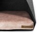 Ein gemütliches Haustierbett mit einem weichen rosa Kissen in einer grauen Filzhülle, mit einem Etikett, das 'REXPRODUCT.COM' anzeigt.