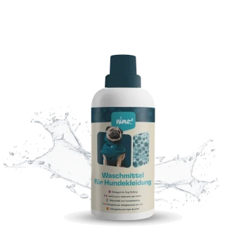 Flasche mit Hundekleidungswaschmittel, beschriftet mit "Waschmittel für Hundekleidung", mit einem Mops, der einen blauen Pullover trägt, und Blasen, vor einem Spritzhintergrund.