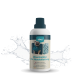 Flasche mit Hundekleidungswaschmittel, beschriftet mit "Waschmittel für Hundekleidung", mit einem Mops, der einen blauen Pullover trägt, und Blasen, vor einem Spritzhintergrund.