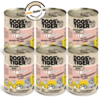 Sechs Dosen DOGS'n TIGER Haustierfutter, gekennzeichnet mit 'FROHSINN', mit Hühnerherzen und Kürbis, mit einem Qualitätssiegel von FutterTester.de.