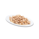 Ein weißer Teller gefüllt mit zartem, zerrissenem Hähnchen in einer leichten Soße, geeignet für Haustierfutter.