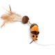Ein plüschiges Katzenspielzeug in Form einer Maus, mit einem braunen und orangefarbenen Körper, schwarzen Augen und einem Feder-Schwanz.