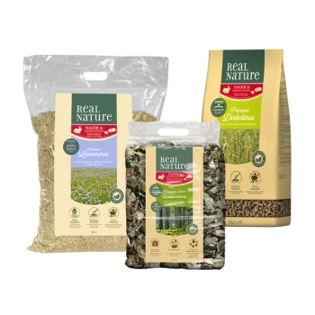 Nager-Streu Set 3-teilig Drei Haustierbettprodukte von Real Nature: eine Tüte Premium-Leinenstroh, ein Paket Waldstroh und eine Tüte Premium-Dinkelstroh.