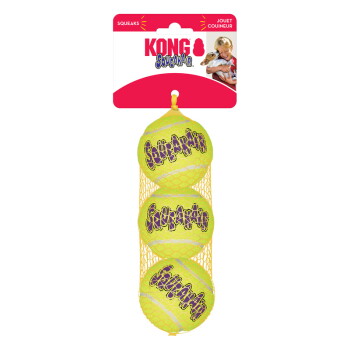 Drei KONG SqueakAir gelbe Tennis-Hundebälle in einem gelben Netzbeutel; Verpackungstext 'KONG SqueakAir' und 'SQUEAKS.'