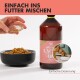 Eine Hand, die Lachsöl aus einer Flasche in eine Schüssel mit Hundefutter gießt, mit einem kleinen Bild eines Hundes, der in der Nähe frisst. Text lautet "Einfach ins Futter mischen" und "Einfache Dosierung."
