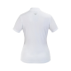 Ein schlichtes weißes Poloshirt mit kurzen Ärmeln und perforierten Details an den Ärmeln, von hinten betrachtet.