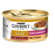 Eine Dose Purina Gourmet Gold Katzenfutter mit einer weißen Katze auf dem Etikett, beschriftet mit 'Feine Komposition mit Ente und Truthahn.'