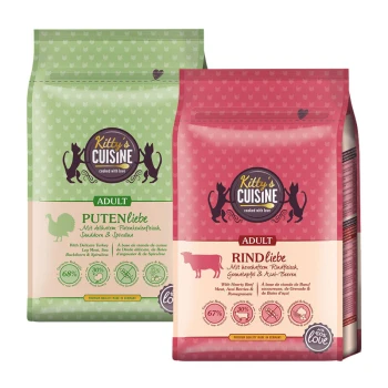 Zwei Beutel "Kitty's Cuisine" Katzenfutter: grünes "PUTENliebe" mit Truthahn und Spirulina, rotes "RINDliebe" mit Rind und Granatapfel.