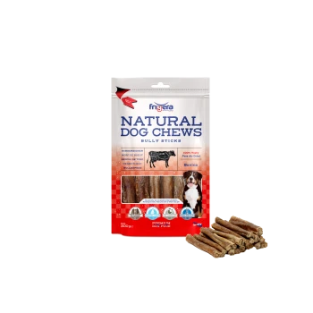 Verpackung von "Natural Dog Chews Bully Sticks" mit einem Hundebild, mit Text, der 100% schmackhafte, rein luftgetrocknete Rindfleischzutaten hervorhebt.